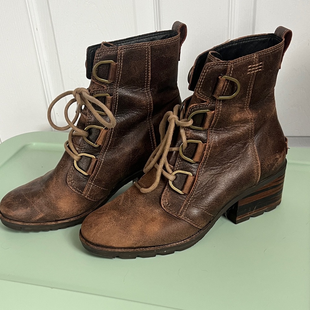 Distressed Sorel Dark Brown Lace Up Boots Cottagecore